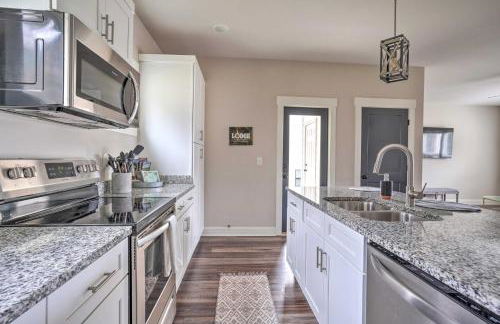 Scenic Mtn Retreat with Wooded Backyard and Fire Pit! - Foto 8