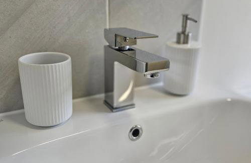 Modern Comfy 3 Bed Home - Free 2 space driveway - Free road parking - Free Netflix - Foto 70