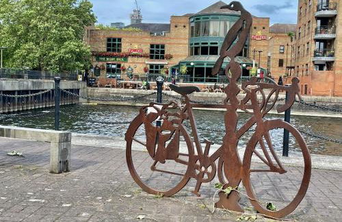 Riverside 1BR with Easy Transport 20min to City Centre - Photo 39