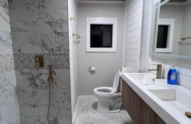 Large Five Bedroom house with outdoor patio with Jacuzzi and television! - Foto 62