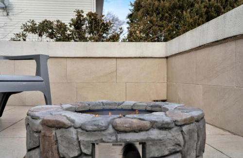 Fire and Fun Luxe Stay w Pool Hot Tub and Game Room - Foto 12