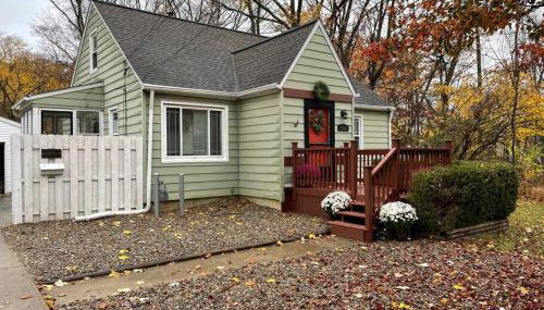 New! Cozy 4-bedroom w/ free parking. Dogs welcome! - Foto 3