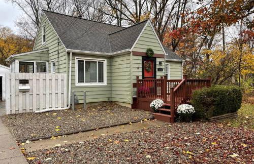 New! Cozy 4-bedroom w/ free parking. Dogs welcome! - Foto 3