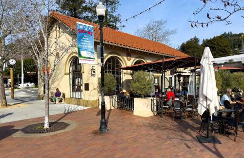 Luxe Treehouse Apt•Walk to Town•King Bed•Sleeps 4 - Foto 19