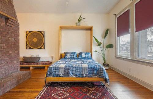 Charming City Home with Patio Fire Pit & Record Player-Family Friendly - Foto 2