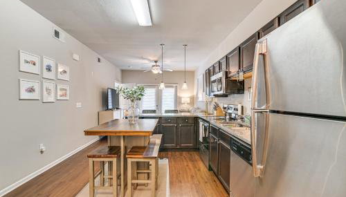 Cotton District Condo Walkable Spot for Game Day! - Foto 4