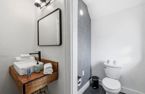 Elegant Historic Apartment with Craftsman Details - Foto 32