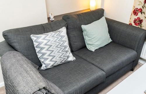 Convenient 2BR House with Great Transport Links - Photo 8