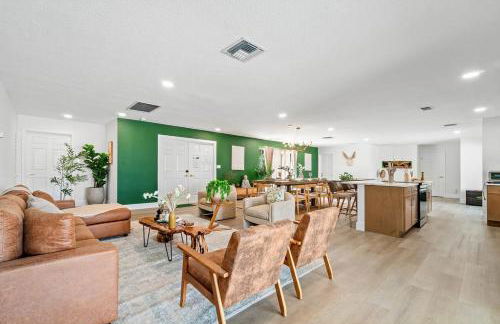 Deluxe Waterfront Villa with BBQ, Pool and Game Room - Photo 7