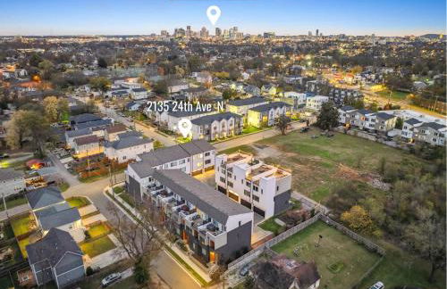 Private Home with Rooftop Game Room near Downtown - Foto 68