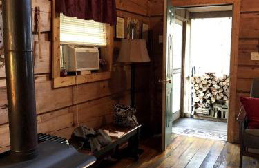 Romantic Log Cabin with Hot Tub near Cherokee National Forest, Tennessee - Foto 9