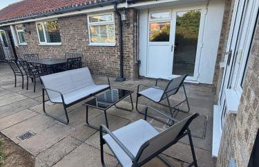 Hot Tub Free Parking 5 Bedroom Large Space - Photo 36