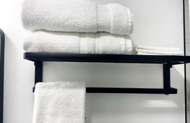 Cozy 3BR Retreat with Rooftop Near EWR & NYC Access - Photo 20