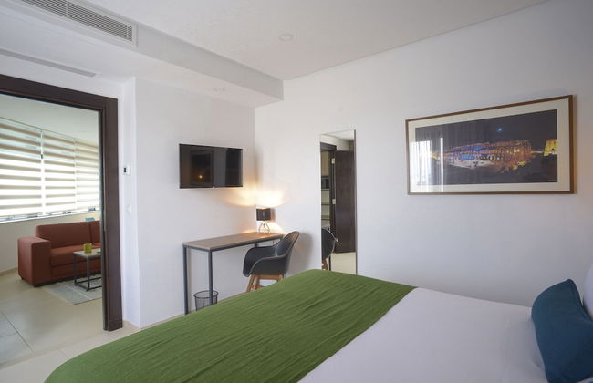 Maia Hotel Suites - Photo 37