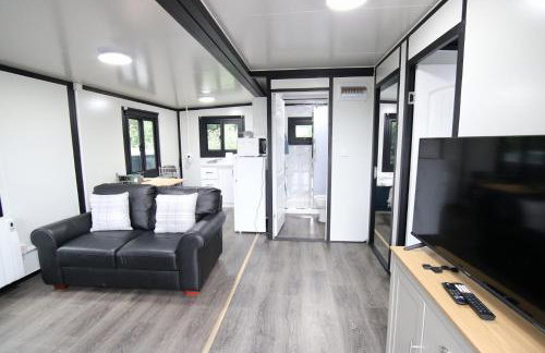 Sunset Retreat Cabin, Private Hot Tub with Mini Cinema Projector & Garden views - Foto 68