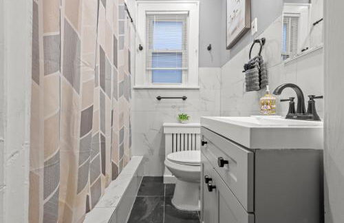 2-Story Stay with Game Lounge & Free Parking Spots - 5 mins to NYC Train - Foto 11