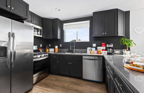 Spacious Luxury Villas in the heart of LA! Free parking and Jacuzzi - Photo 65