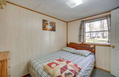 Rustic Cabin with Fire Pit, Steps to Sand Lake! - Foto 11