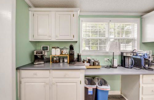 7 Mi to Beach! Sneads Ferry Family Home with Hot Tub - Foto 13