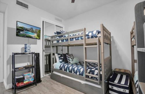 Latitude Adjustment Penthouse by Coastal Chic - Foto 24