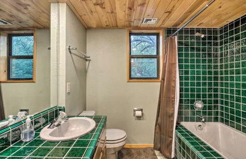 Spacious Pine Mountain Club Cabin with Fire Pit - Foto 26