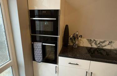 The Norwich Hideaway - Private Hot Tub - Photo 6