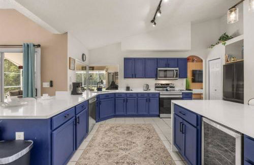 Modern Retreat Pool and Game Room - Foto 15