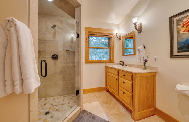 5 Mins to Ski Resort Ping Pong, Pool Table, Deck Donner Ridge by Avantstay - Foto 32