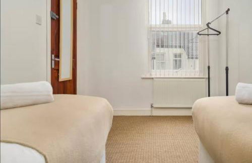 The Red Retreat, 7 Beds, Garden, Free Parking, Contractors, Fast Wifi, Smart TV - Foto 12