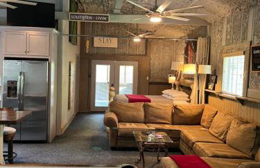 Cozy Barn with Pool Access & Near Lake Conroe - Foto 32