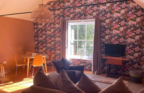 Top House -Stylish property in village location - Photo 1