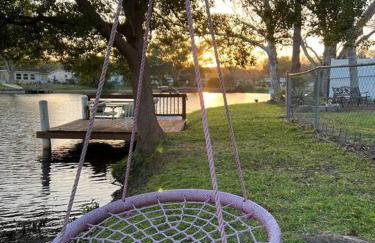 Private Tropical Waterfront Sanctuary w pool, hot tub & an island! Pet Friendly - Foto 42