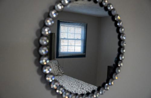 Charming 3 Bedroom Home with Spacious Living and Convenient to Shopping & Interstate - Foto 21