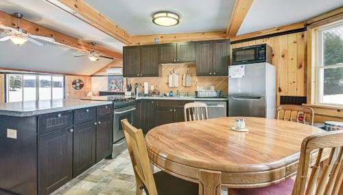 Dock and Views! Lakeside Family Escape in Wilton - Foto 3