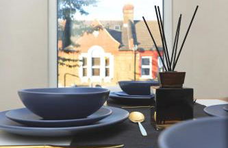 Newly refurbished 2 br apartment with a beautiful garden - Foto 22