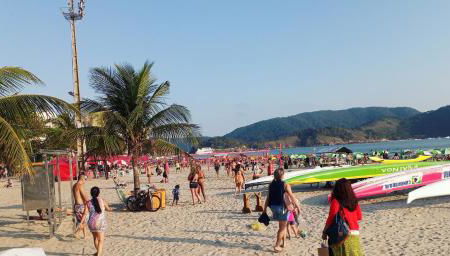 Ponta da Praia amplo 3dorm 3ban frente ao mar - Foto 1