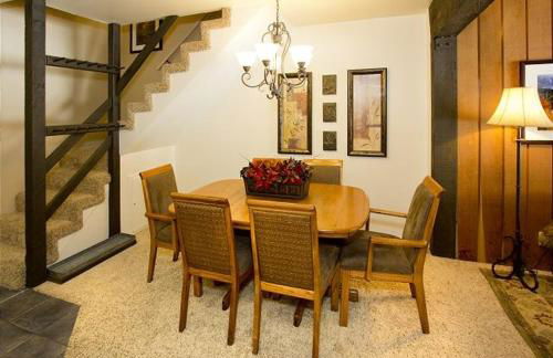 St Anton Street View 2-Bedroom Condo with full kitchen - Foto 13