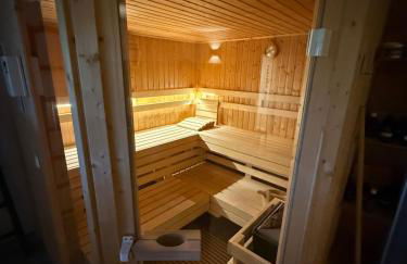 Blockbohlen HolzHaus mit Sauna, Outdoor Jacuzzi und BadeTeich - Foto 28