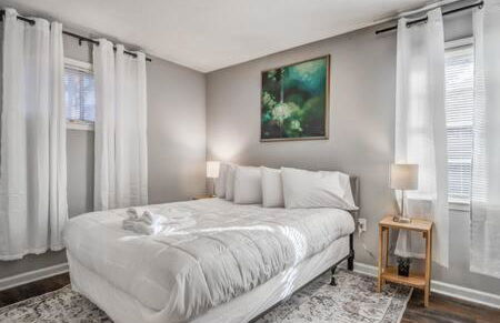 Mins from Parks Hiking & Dining- Brick Bungalow - Foto 3