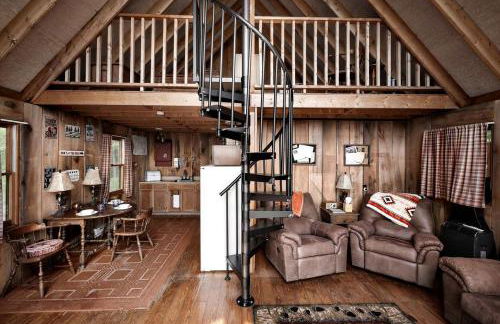 Rustic-Modern Chalet w/ Fire Pit, Deck & Views in Slanesville, WV - Foto 38