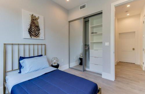 Modern 5 Bedroom Masterpiece With Rooftop Deck - Photo 32