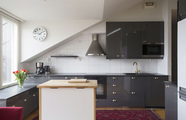 2ndhomes 2BR Penthouse with Balcony and Sauna - Photo 11