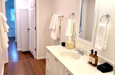 Historic Townhome by Mass Ave - Explore and Unwind - Foto 12