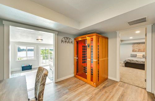 Lakeside Lacey Gem with Sauna and Private Dock - Foto 19