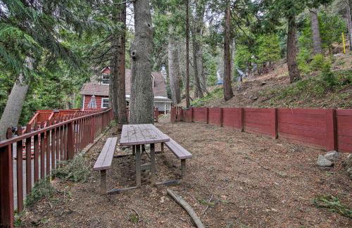 Vintage Snow White Cottage about 2 Miles to Village! - Foto 24