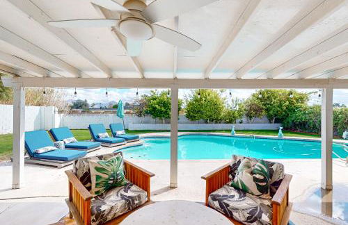 Lounge Poolside Scottsdale Gem with Game Room! - Foto 26