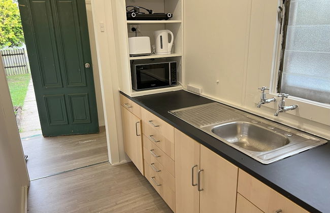 Pet Friendly 2 Bedroom Cottage with Yard - Photo 6