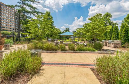 Large 3 bedroom Family Suite, Private Balcony, 5 min to DCA, Gym, Pool and more! - Photo 59
