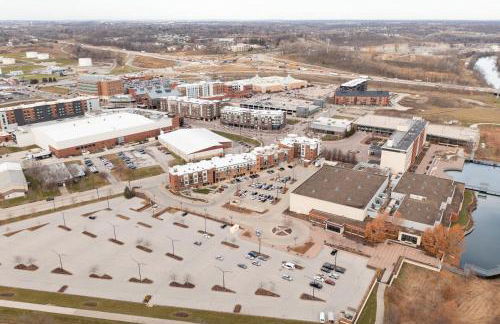 Iowa River Landing steps to Xtream Arena & Coralville Convention Center - Foto 42