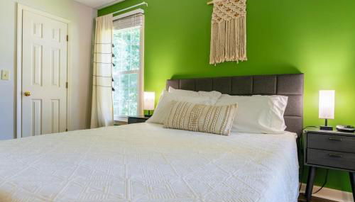 3 Beds, Kids Friendly Ranch,Jaccuzzi Tub,Walk to Food Lion,Restaurant, Keurig , sleep noise machine,,Crib,5G - Foto 4, wardrobe